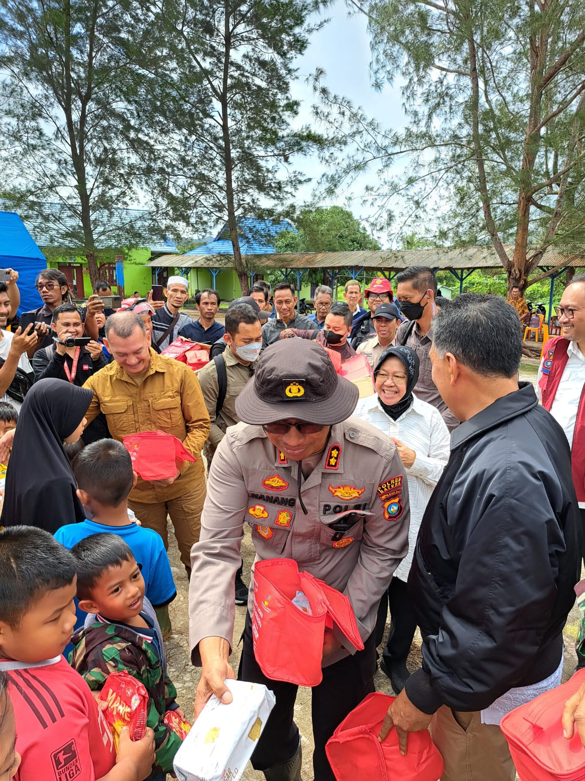 mensos dengarkan keluhan pengungsi longsor natuna 55522