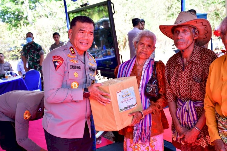 menyambut hari bhayangkara ke 78 kapolda ntt berikan bantuan sosial 450 paket sembako 75822