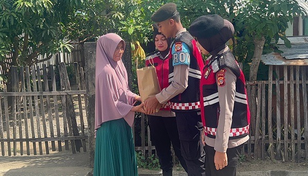 menyambut idul adha 1445 h personel ditsamapta polda aceh bagikan sembako untuk warga kurang mampu 74992