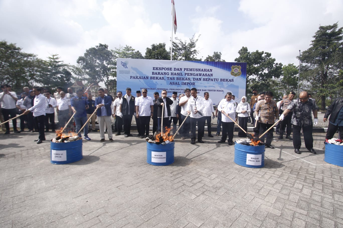 musnahkan barang bekas impor mabes polri siap kawal industri tekstil nasional 55742 1