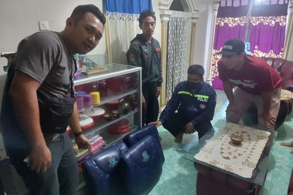 nelayan manggar temukan serpihan puing kursi pesawat bertuliskan polairud 51920