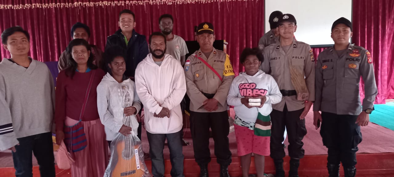 ops damai cartenz bantu pemuda gereja berikan alat musik dan al kitab 47093