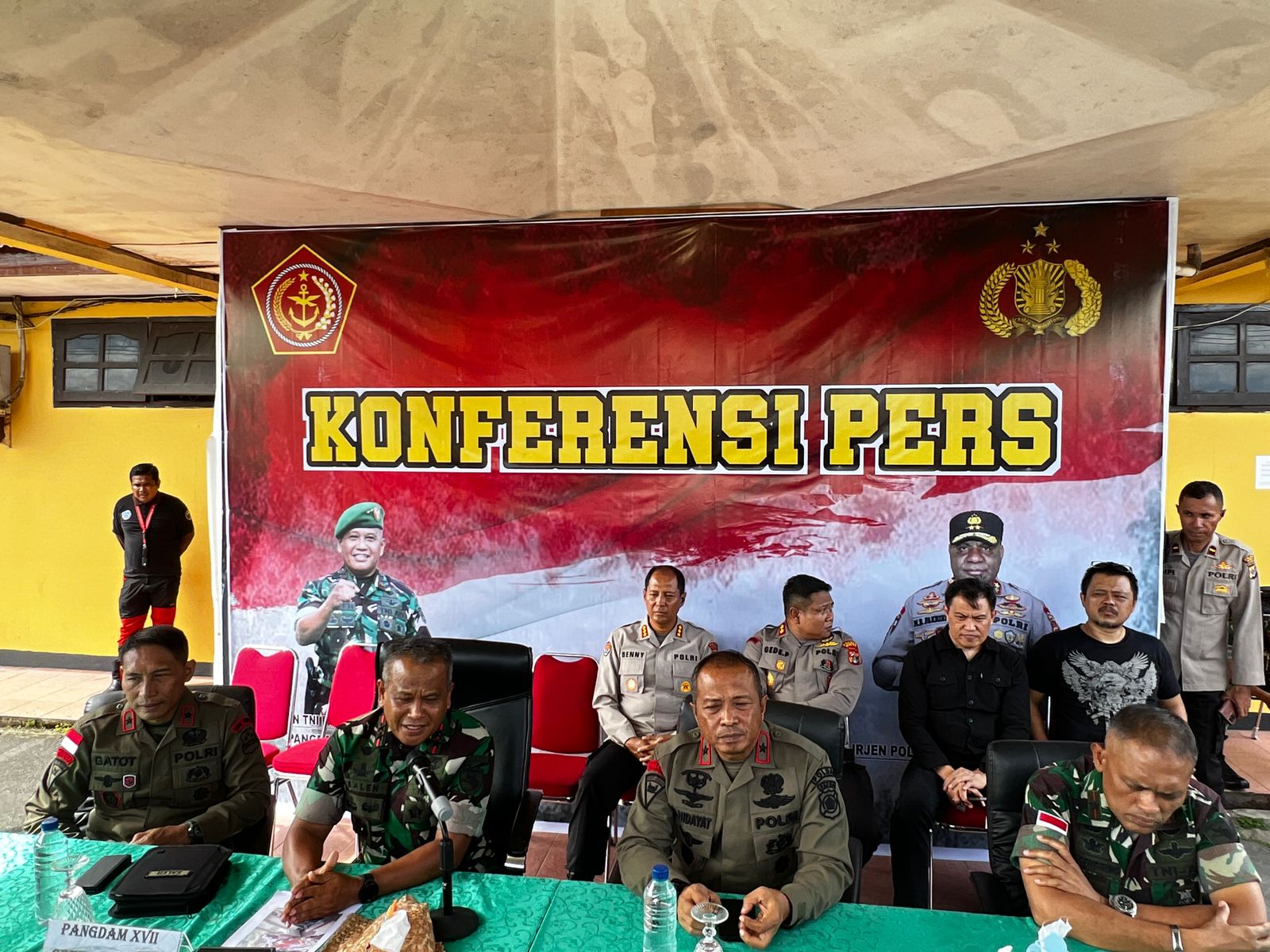 pangdam cendrawasih bantah pengeboman distrik paro 54376