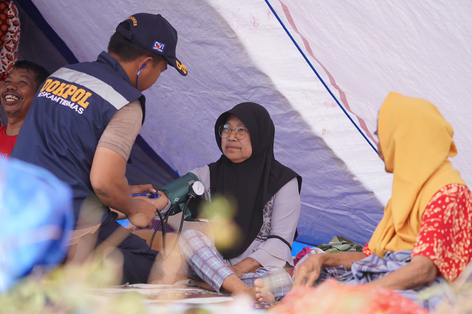 pasca gempa polda sulbar terjunkan tim kesehatan 47432