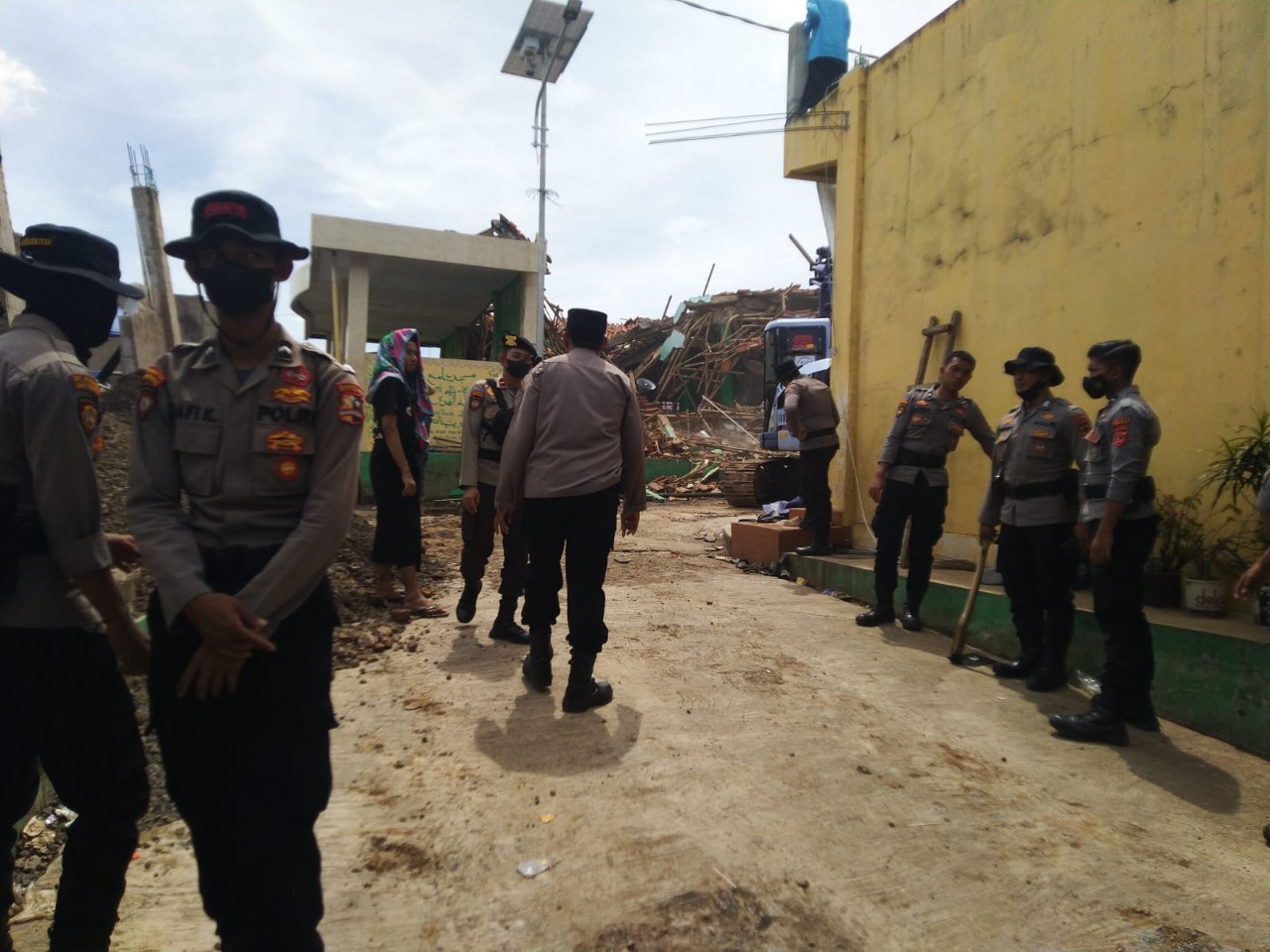 pasca gempa polsek cianjur kota bersihkan puing puing bangunan masjid 52054