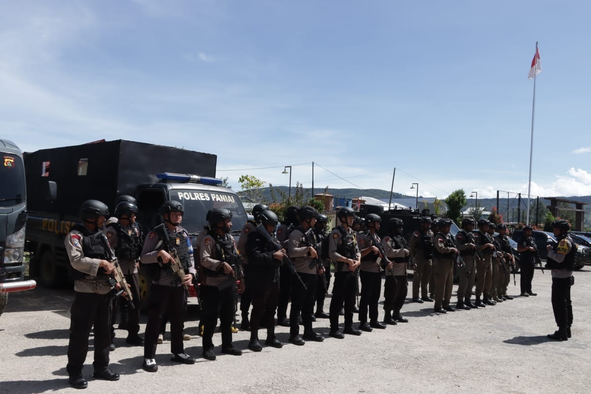 pasca penyerangan dan pembakaran oleh kkb polres paniai gelar patroli kamtibmas bersama personel brimob bko 74527