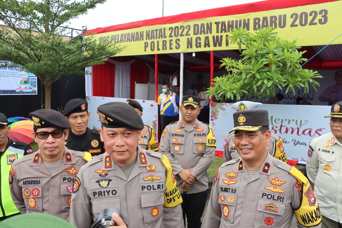 pastikan keamanan kakor sabhara polri dan wakapolda jatim cek pos pam di rest area km 575 ngawi 52747