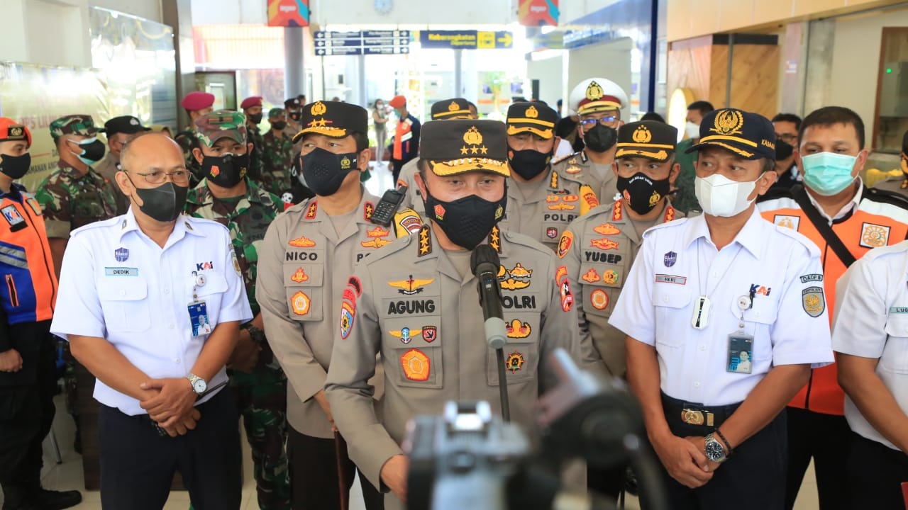 pastikan keamanan natal dan tahun baru 2022 irwasum polri cek prokes serta pengamanan tempat ibadah di kota surabaya 22541 1