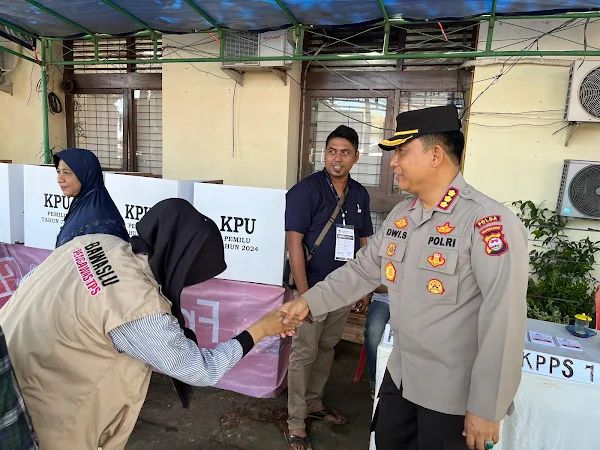 pastikan kelancaran kabid humas polda sumbar pantau pengamanan di tps 76424