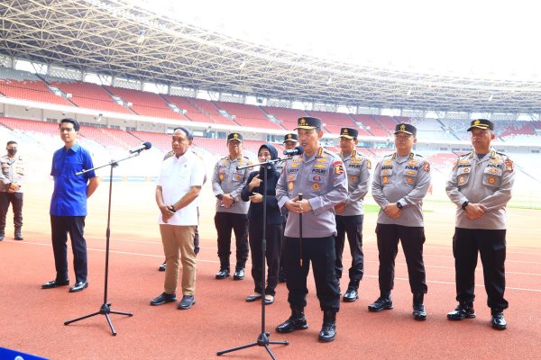 pastikan kesiapan pertandingan aff 2022 kapolri bersama menpora ri tinjau stadion gbk 52586
