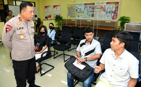 pastikan pelayanan publik berjalan baik kapolda maluku sidak ke spkt 51532