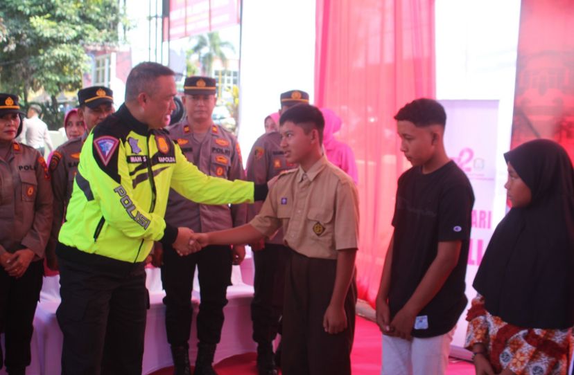 pastikan wilayahnya aman kapolda jatim lakukan patroli bermotor 76949