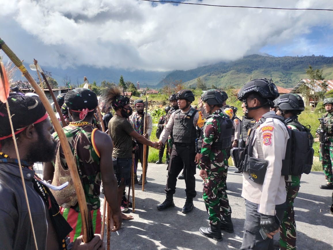 patroli gabungan tni polri kab puncak jaya lakukan patroli mengahdirkan keamanan dalam tahapan pilkada serentak tahun 2024 81777