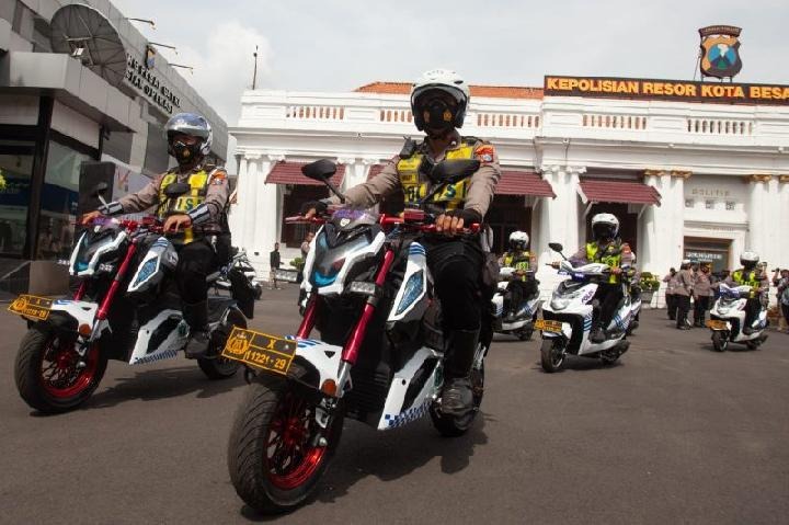 patroli tahun baru kapolda jatim instruksikan anggota menggunakan motor listrik 51802