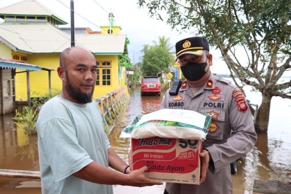 peduli banjir polres sanggau bagikan sembako 50758