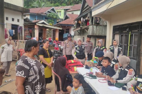 peduli kesehatan polda sultra gelar baksos dan bagikan takjil pada masyarakat yang terdampak banjir di kendari 71346