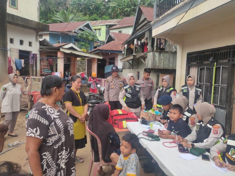 peduli kesehatan polda sultra gelar baksos dan bagikan takjil pada masyarakat yang terdampak banjir di kendari 71346