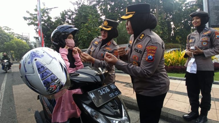 peduli keselamatan polwan polda jatim gaturlalin dan berbagi helm gratis 62989