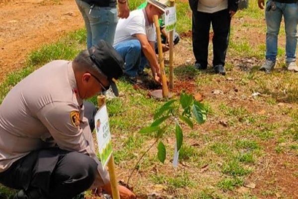 peduli lingkungan polisi hadiri penanaman pohon di desa pasir bungur 49870 1