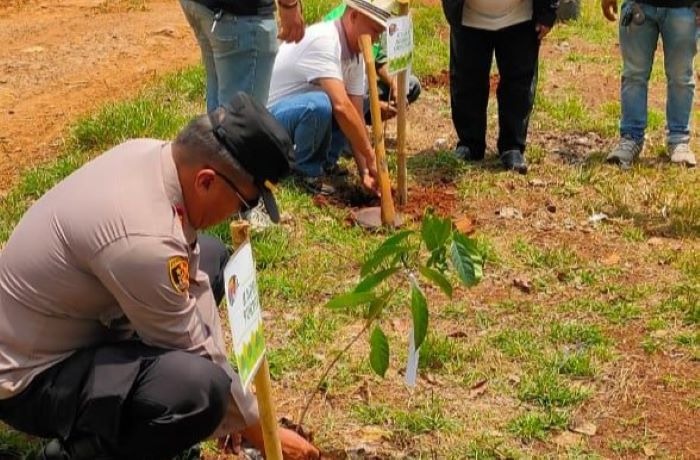 peduli lingkungan polisi hadiri penanaman pohon di desa pasir bungur 49870