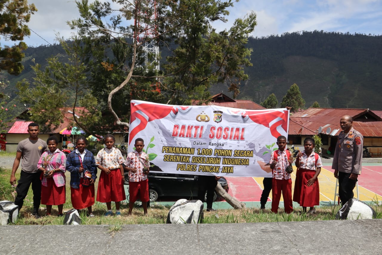 peduli lingkungan polres puncak jaya ajak anak sd tanam pohon 66378