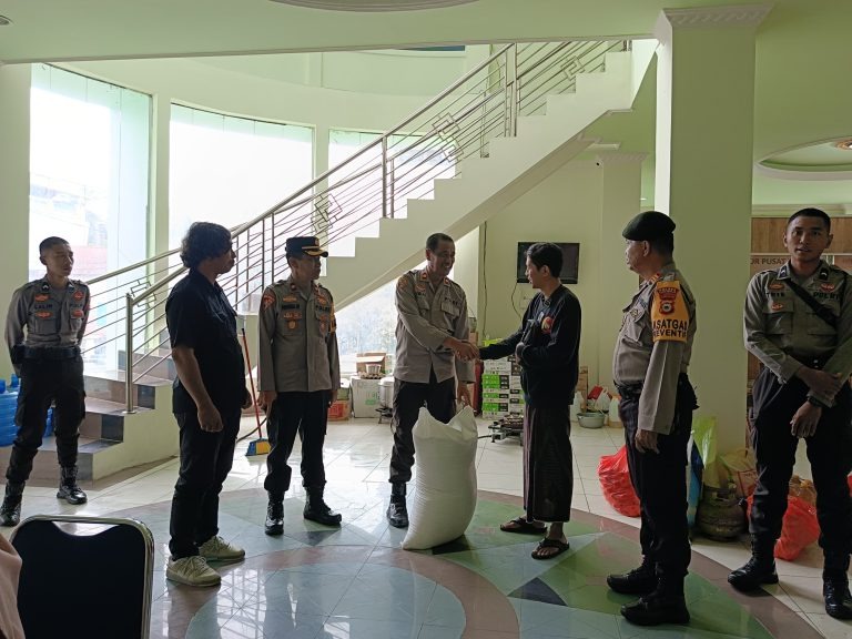 peduli masyarakat polres tana toraja bagikan sembako pada korban banjir di makale 70828