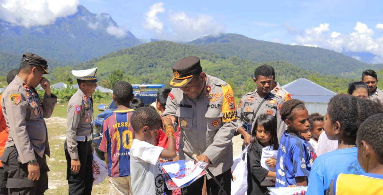 peduli pendidikan anak anak polres yalimo bagikan atribut sekolah untuk anak sd di yalimo 65400