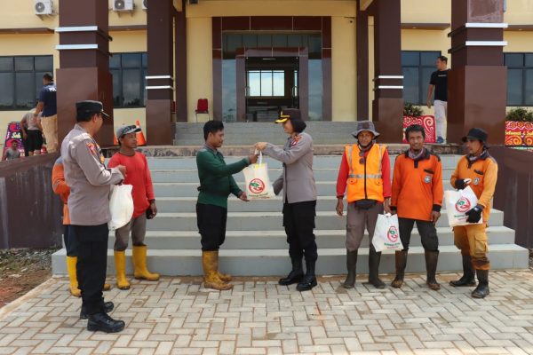 peduli sesama polres kubu raya bagikan sembako untuk petugas kebersihan 50730