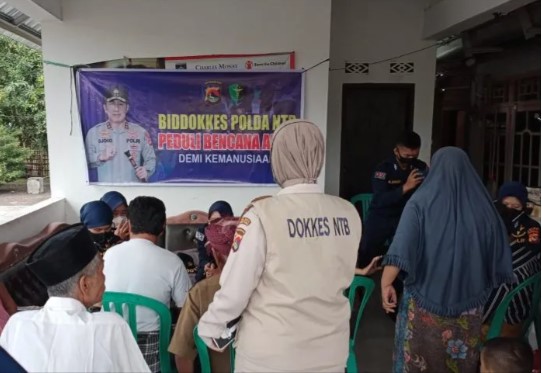 peduli terhadap sesama biddokes polda ntb beri pelayanan kesehatan gratis bagi korban banjir lombok 50958
