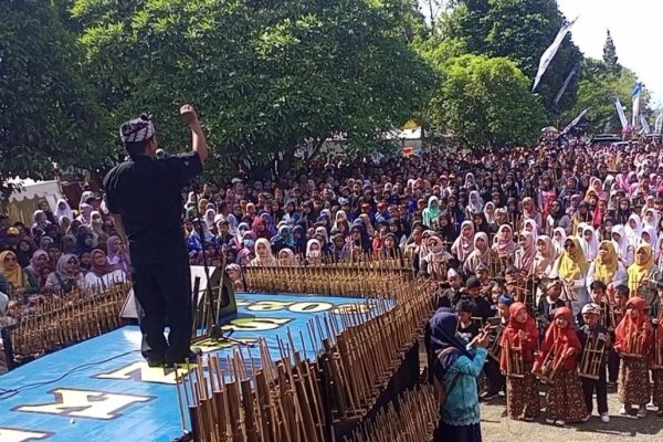 pemkab sebanyak 10 ribu pelajar kuningan serentak mainkan angklung diatonis 74178 1