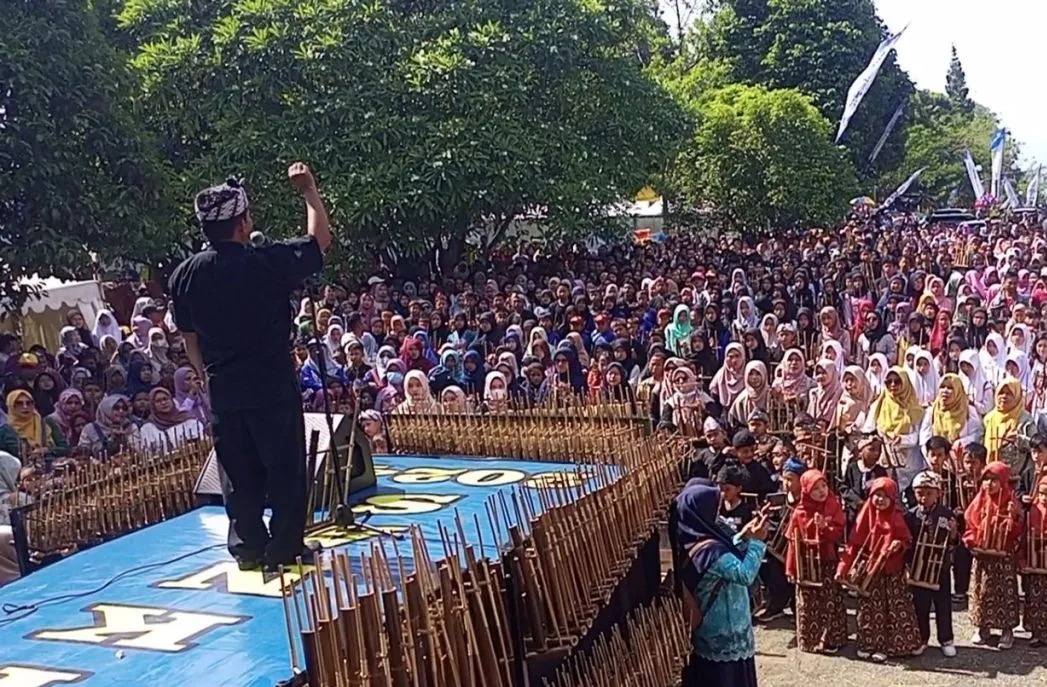 pemkab sebanyak 10 ribu pelajar kuningan serentak mainkan angklung diatonis 74178 1