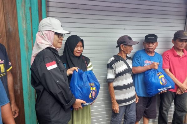 pemko palangka raya bersama polda kalteng bantu salurkan sembako pada korban banjir di palangka raya 71390