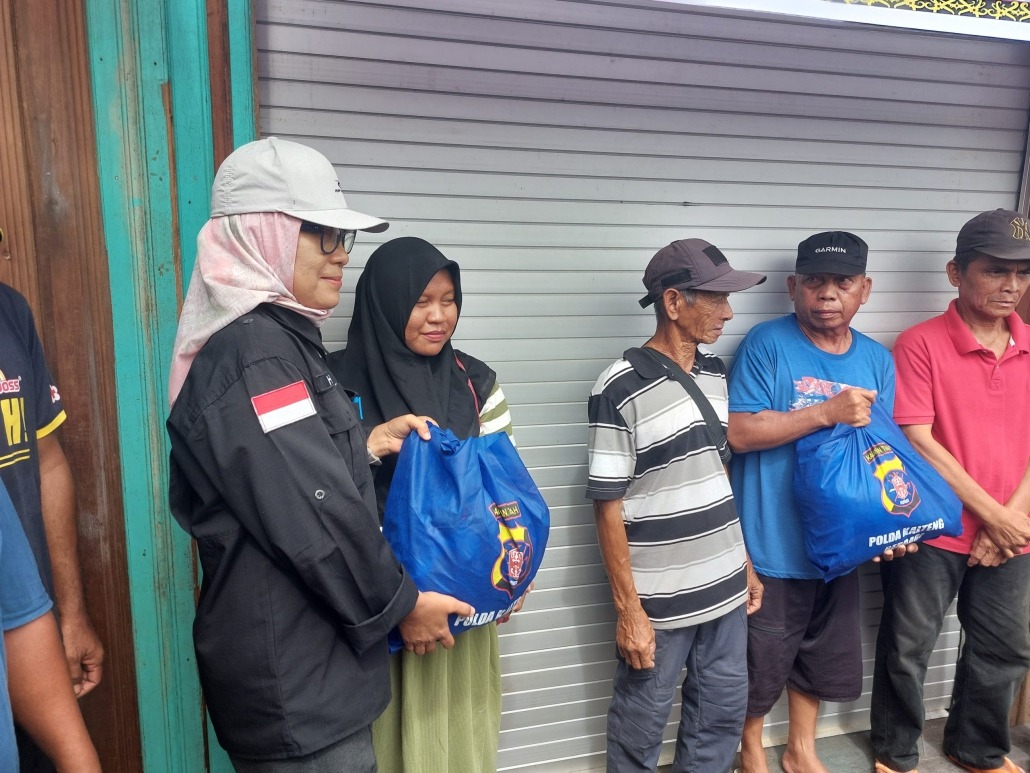 pemko palangka raya bersama polda kalteng bantu salurkan sembako pada korban banjir di palangka raya 71390