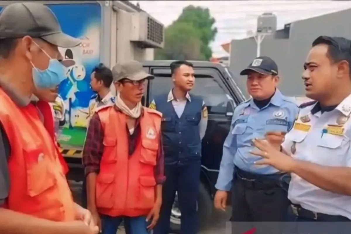 pemprov dki tindak 216 juru parkir liar di minimarket selama 15 21 mei 2024 74322