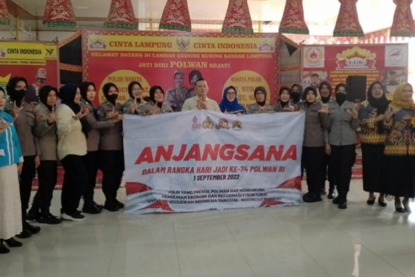 peringati hari jadi polwan ke 74 polda lampung laksanakan anjangsana ke kediaman salah satu mantan kapolda lampung 48914 1