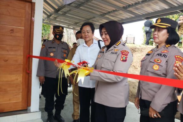 peringati hari polwan ke 74 polwan polda bali beri bantuan bedah rumah dan paket sembako kepada lansia 49481