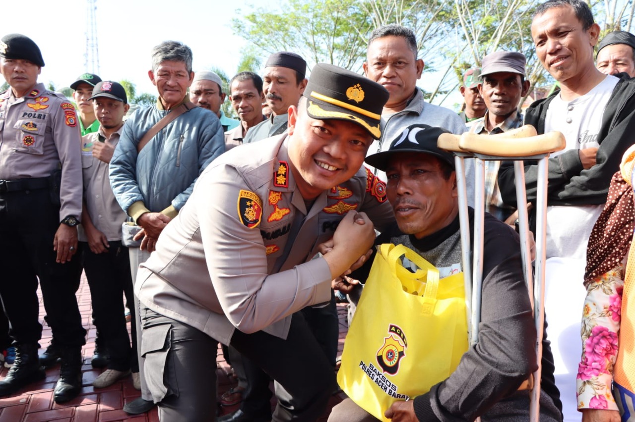 peringati hut 71 humas polri polres cirebon bagikan bansos door to door 50787