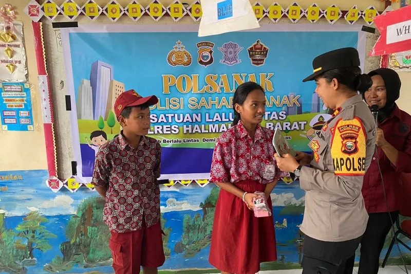 peringati hut polwan ke 76 polwan polda malut laksanakan goes to school 78018