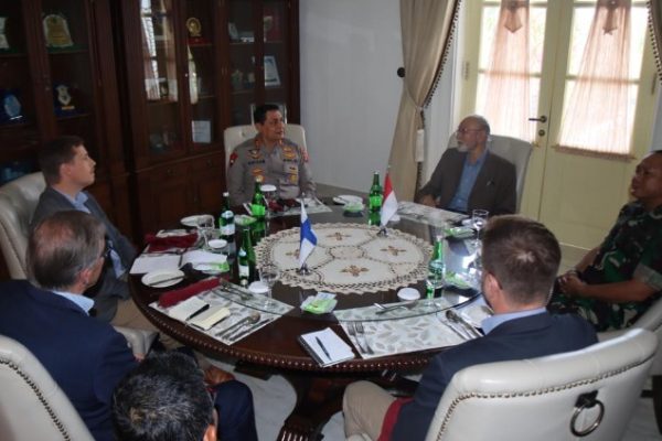 perkokoh perdamaian kapolda aceh terima kunjungan delegasi crisis management initiative 49927