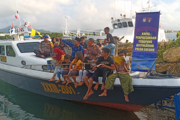 perpustakaan terapung polda sulbar menarik minat baca anak anak 71580