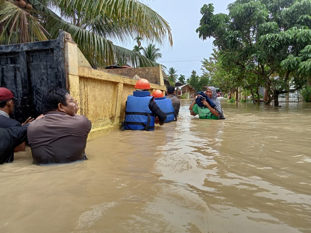personel brimob evakuasi korban banjir di aceh utara 50383