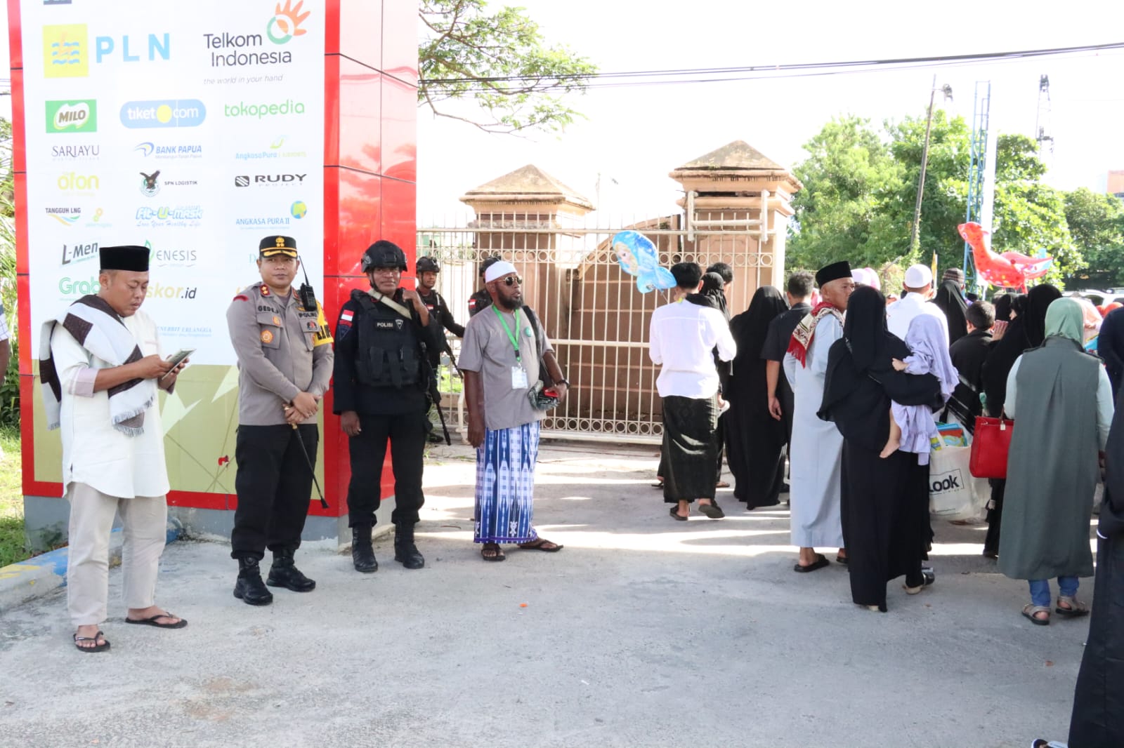 personel damai cartenz kawal pelaksanaan salat idul fitri di sejumlah wilayah 57170