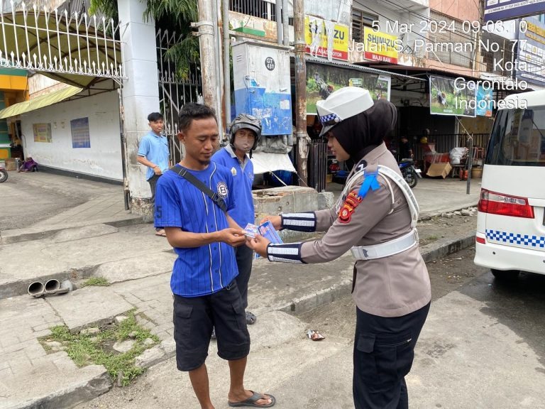 personel dit lantas polda gorontalo terus memberikan himbauan kepada masyarkat dalam gelaran ops keselamatan otanaha 2024 71010