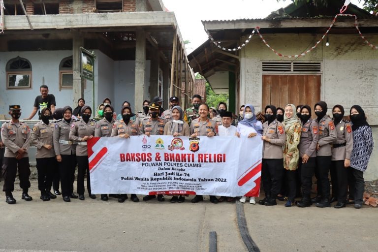 personel polda jabar giat bhakti religi berikan bantuan pembangunan mesjid 49243