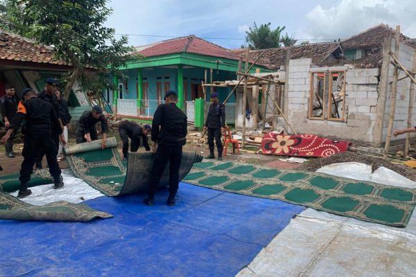personel polri bantu bersihkan tempat ibadah mesjid yang hancur di kampung rawa cina cianjur kota 51827
