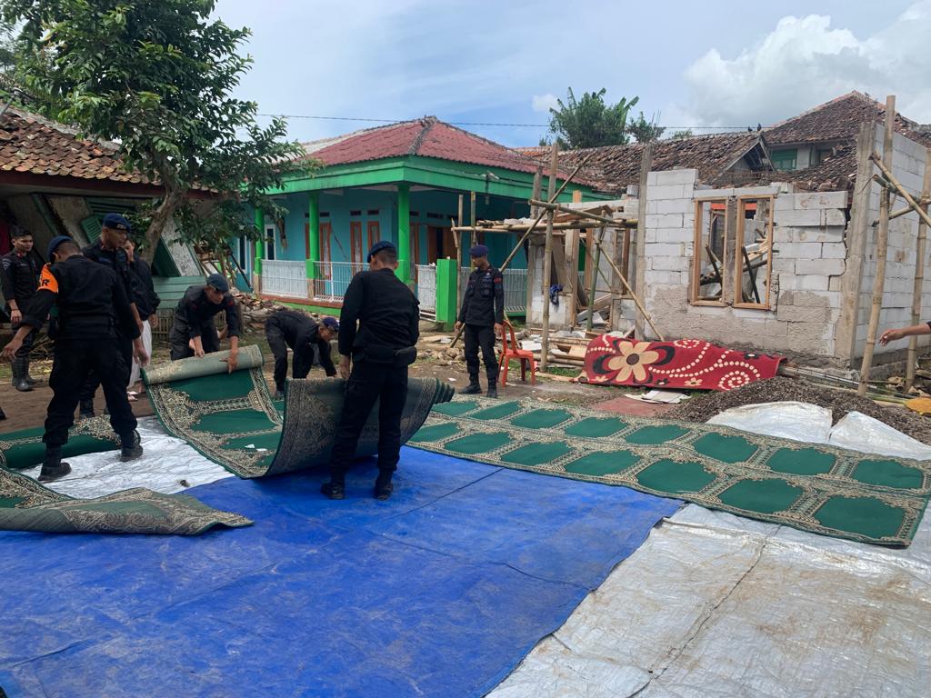 personel polri bantu bersihkan tempat ibadah mesjid yang hancur di kampung rawa cina cianjur kota 51827