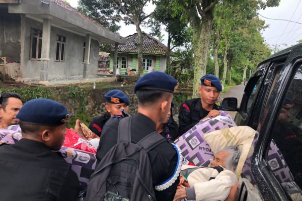 personel polri kembali evakuasi seorang korban wanita di cugenang 51830