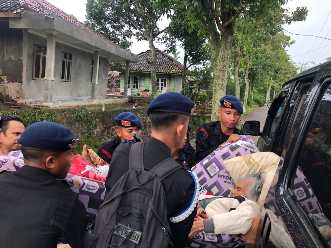 personel polri kembali evakuasi seorang korban wanita di cugenang 51830