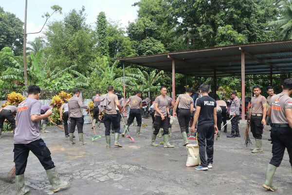 personel polri lakukan bersih bersih di rsud tagulandang pasca erupsi gunung ruang 73005