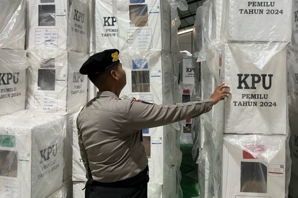 personel satgas omb 2024 polresta balikpapan gelar pengamanan gudang logistik pemilu 2024 71663 1